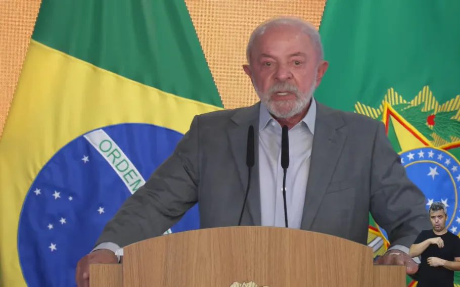 Lula diz que ricos gostam de acumular dívidas