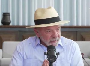 Lula encena humildade e diz não ter dinheiro para celular