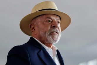 Lula fala a jornalistas antes de votar e chama Flávio de “mentiroso”