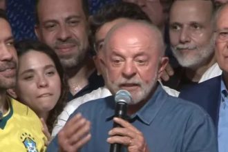 Lula fala em regular as redes sociais e chama Janones de ‘general’