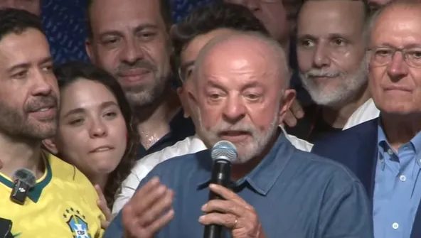 Lula fala em regular as redes sociais e chama Janones de ‘general’