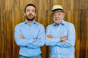 Lula ganha celular de R$ 10 mil e promete entrar em canal de Janones