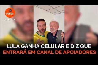 Lula ganha celular e diz que entrará em canal de apoiadores no zap