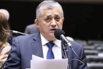 Lula “não fugiu” depois de condenação, diz Guimarães