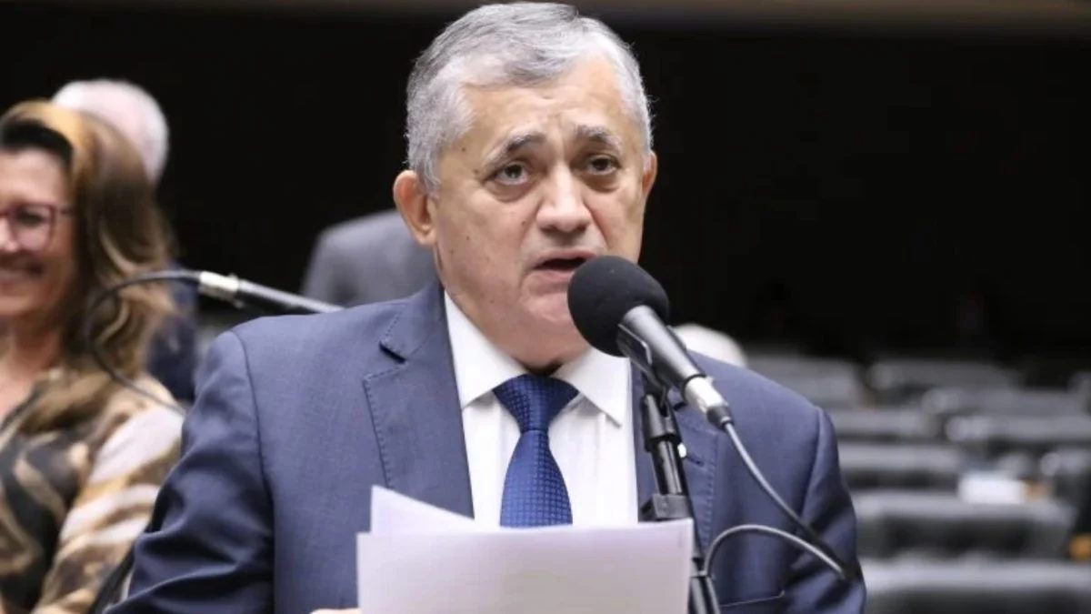 Lula “não fugiu” depois de condenação, diz Guimarães