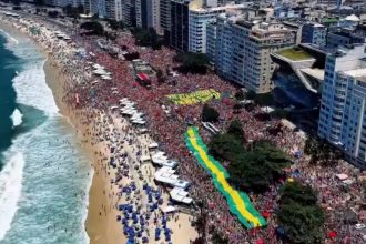 Lula ocupa 5 quadras em Copacabana; Flávio lota praça na Barra da Tijuca