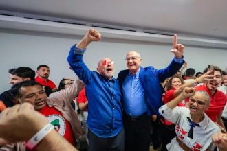 Lula pede Hino da Independência na festa da vitória