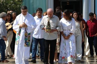 Lula pede respeito à fé depois de missa de Nossa Senhora Aparecida