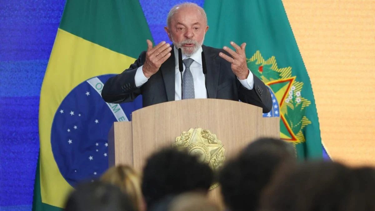 Lula prepara PEC para transporte gratuito com custo estimado em R$ 16 bi