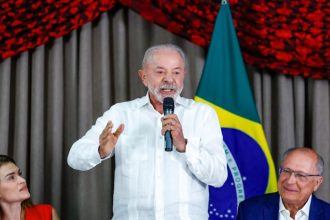 Lula promete criar Pé-de-Meia para universitários caso seja reeleito