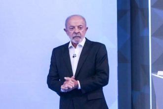Lula rebate Flávio após ser chamado de ‘9 dedos’; senador se desculpa