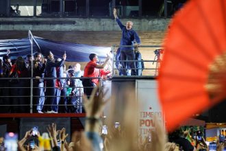 Lula resgata Hino da Independência em atos na Paulista em disputa por símbolos nacionais: 'para saberem que não cabemos no quintal de ninguém'