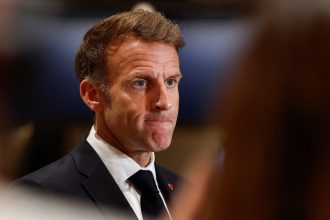 Macron repudia comentários 'estúpidos' de líderes estrangeiros sobre protestos na França