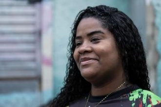 Mãe tentou convencer o filho a se entregar, encontrou-o morto e hoje acolhe famílias atingidas pela violência na Penha