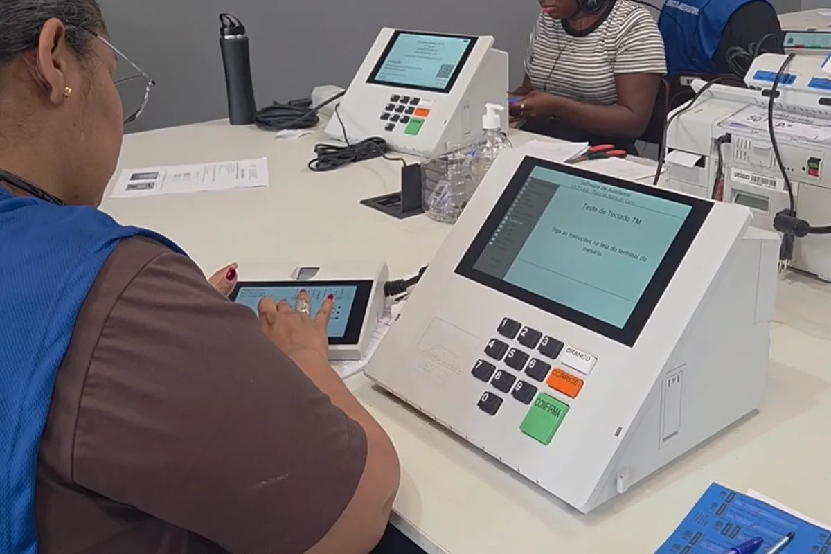Mais de 329 mil eleitores estão aptos a votar neste domingo em Macaé, Rio das Ostras e Casimiro de Abreu; urnas são distribuídas