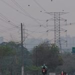 Manaus amanhece sob fumaça e lidera poluição no país; chuva prevista para este domingo pode amenizar ar 'muito insalubre'