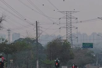 Manaus amanhece sob fumaça e lidera poluição no país; chuva prevista para este domingo pode amenizar ar 'muito insalubre'