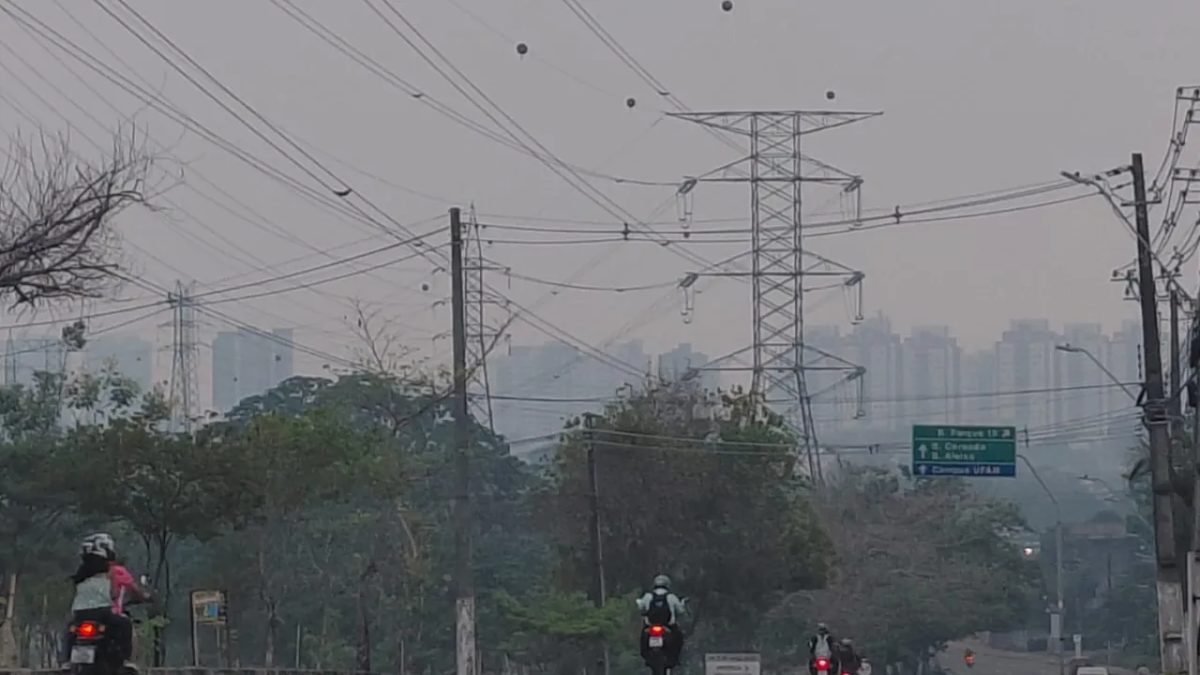 Manaus amanhece sob fumaça e lidera poluição no país; chuva prevista para este domingo pode amenizar ar 'muito insalubre'