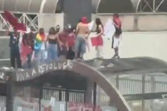 Manifestantes pró-Lula depredam estações de metrô na Paulista, diz PM