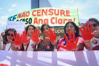 Manifestantes protestam contra Flávio na frente do TSE; veja fotos