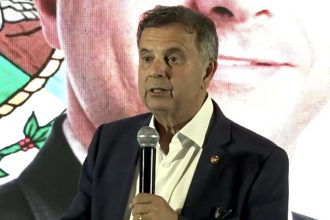 Marinho diz que Flávio se exilou para evitar prisão