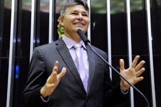 Medeiros aciona MP por suspeita de uso da UFMT pró-Lula e cobra dados sobre tráfico