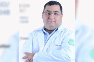 Médico que morreu em troca de tiros com a polícia após ameaçar esposa tinha arsenal e medalha com suástica em casa