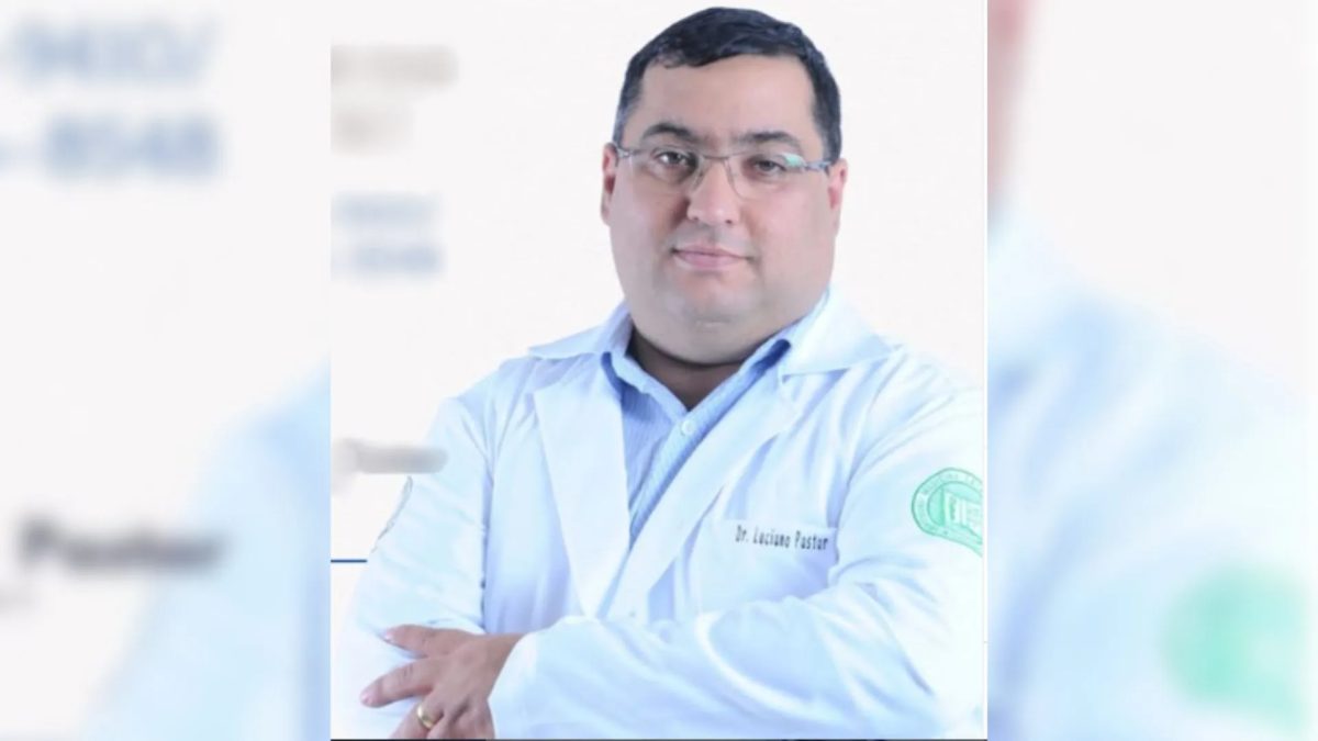Médico que morreu em troca de tiros com a polícia após ameaçar esposa tinha arsenal e medalha com suástica em casa