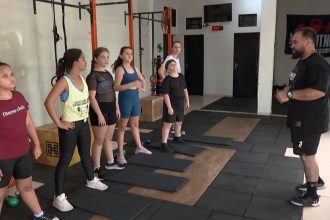 Menina com obesidade muda hábitos com a família e leva seis colegas de sala para o crossfit em Ribeirão Preto, SP