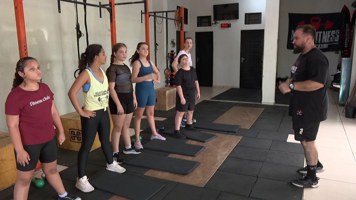 Menina com obesidade muda hábitos com a família e leva seis colegas de sala para o crossfit em Ribeirão Preto, SP