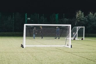 Menina de 3 anos morre após ser atingida por trave de futebol em festa do Dia das Crianças