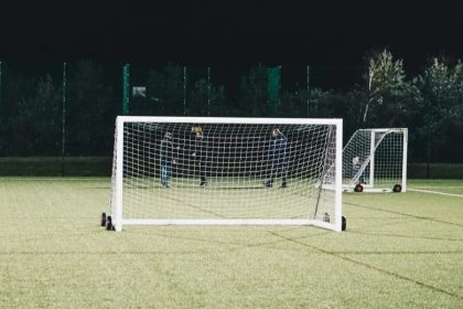 Menina de 3 anos morre após ser atingida por trave de futebol em festa do Dia das Crianças