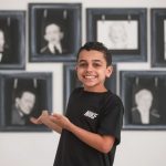 Menino autodidata usa lápis para desenhar famosos e ganha exposição no litoral de SP