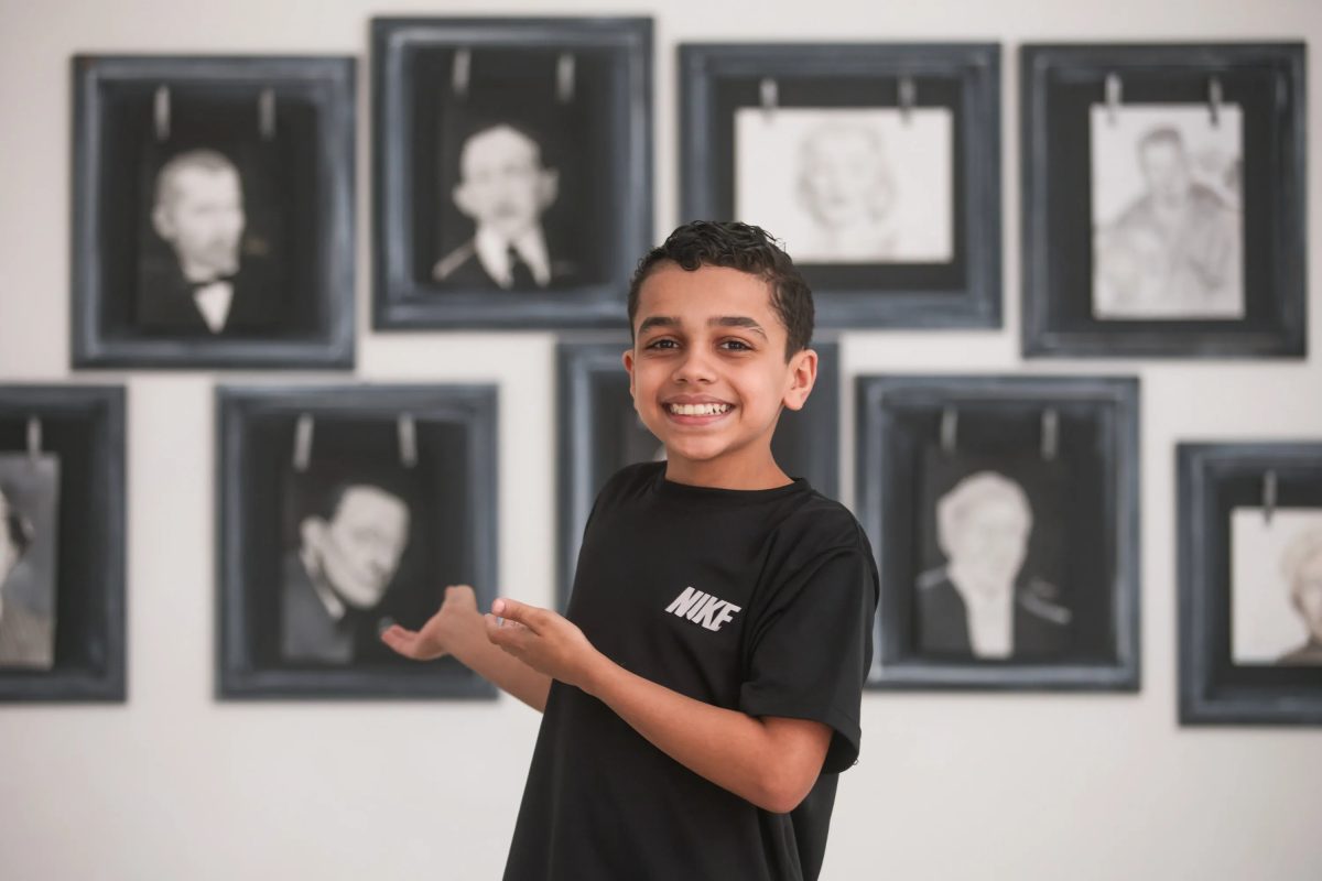 Menino autodidata usa lápis para desenhar famosos e ganha exposição no litoral de SP