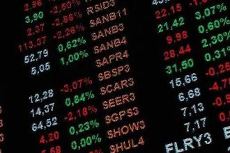 Mercado tenta reagir depois do ‘terremoto Lula’; dólar cai e bolsa oscila