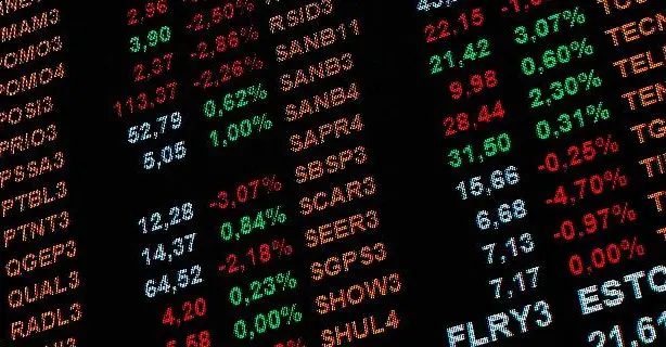 Mercado tenta reagir depois do ‘terremoto Lula’; dólar cai e bolsa oscila