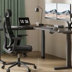 Mesa em “L” e dois monitores: por que o modelo ganhou espaço no home office