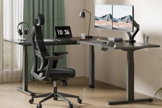 Mesa em “L” e dois monitores: por que o modelo ganhou espaço no home office