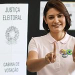 Michelle Bolsonaro vota em Brasília ao lado de Celina Leão