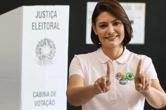 Michelle Bolsonaro vota em Brasília ao lado de Celina Leão