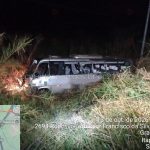 Micro-ônibus capota em rodovia de SP e deixa ao menos 3 mortos