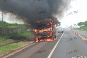 Micro-ônibus escolar pega fogo em rodovia do interior de SP; ninguém se feriu