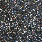 Microplásticos na água podem gerar substâncias capazes de causar danos biológicos, aponta estudo