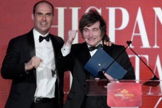Milei chama Lula de ditador e diz que Flávio vencerá “em poucos dias”