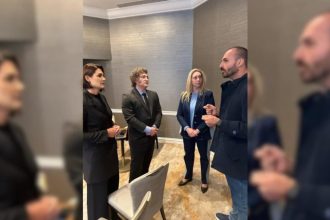 Milei e Eduardo Bolsonaro participam do mesmo evento nos EUA na 4ª
