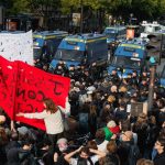 Milhares de manifestantes vão às ruas de Paris após suspensão da proibição de protestos
