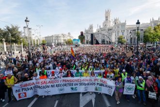 Milhares de pessoas protestam em Madri em defesa das aposentadorias