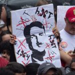 Militantes do PT associam Flávio a Hitler em ato de Lula