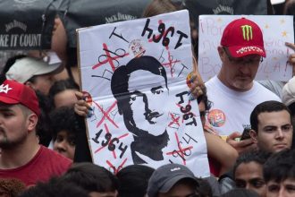 Militantes do PT associam Flávio a Hitler em ato de Lula