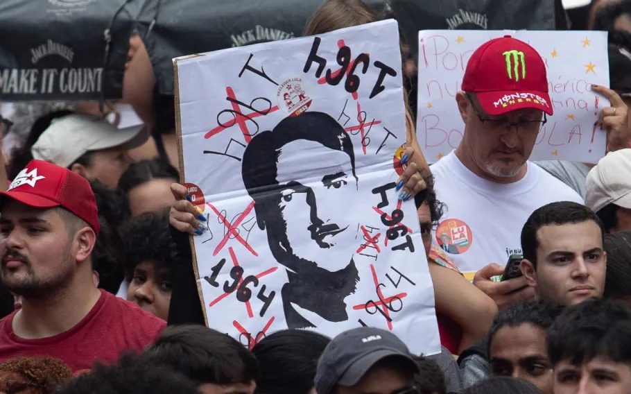 Militantes do PT associam Flávio a Hitler em ato de Lula